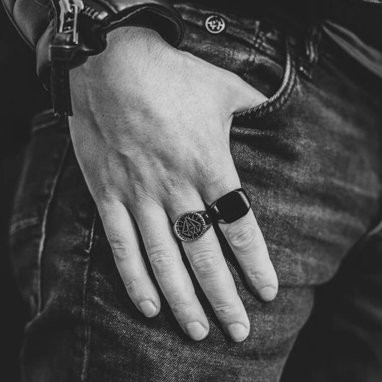 SQUARE. - BLACK - Outlaws Amsterdam